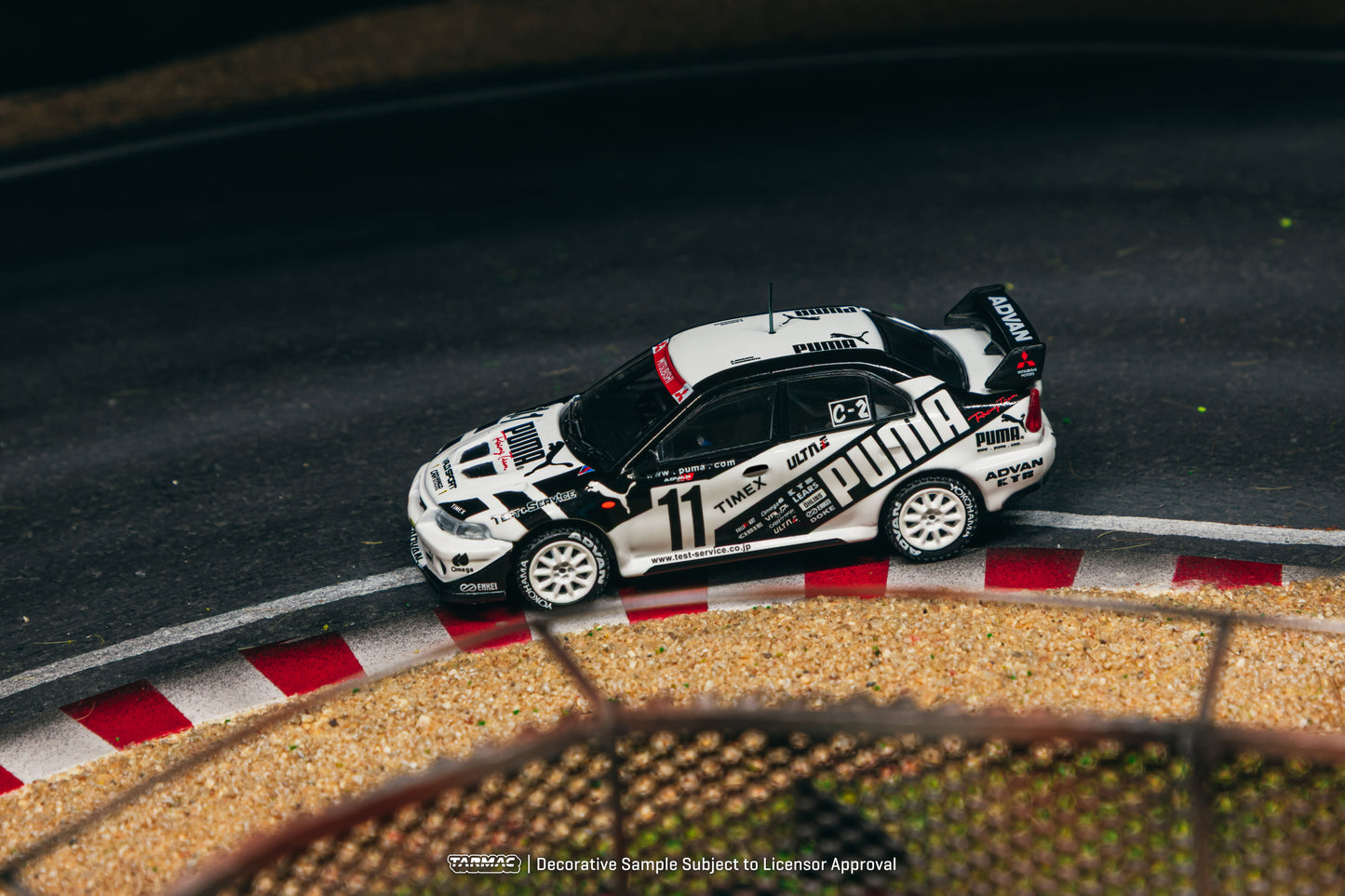 Tarmac Works Mitsubishi Lancer Evolution VI – mit Display-Sockel und Acrylhaube