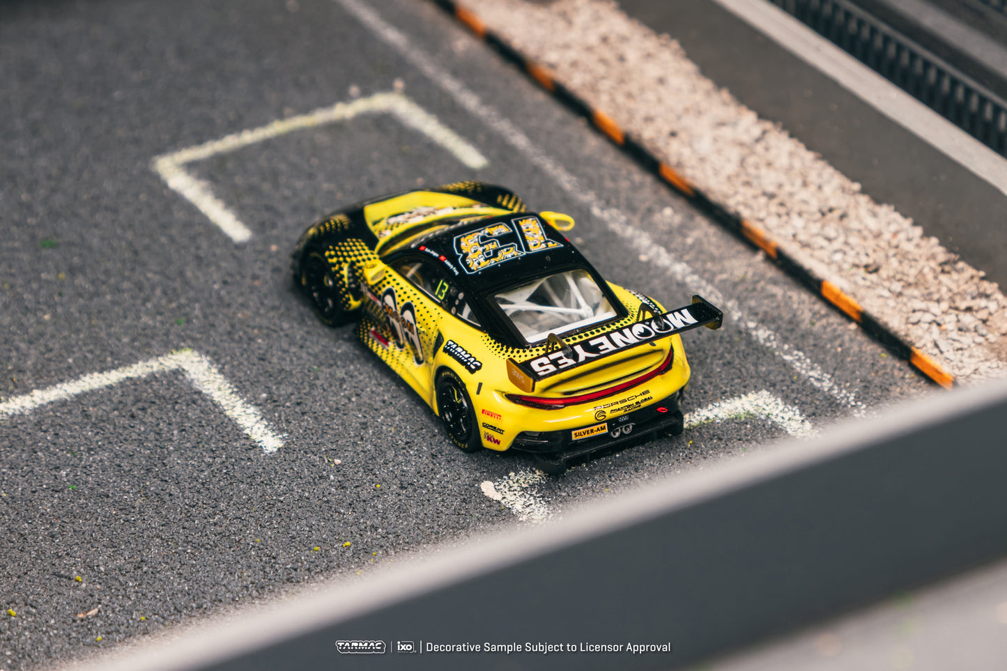 Tarmac Works Porsche 911 GT3 R – mit Display-Sockel und Acrylhaube