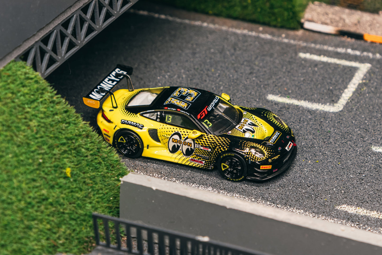 Tarmac Works Porsche 911 GT3 R Phantom Global Racing 1:64 – Frontansicht