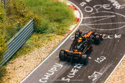 Tarmac Works McLaren MCL60 – mit Parc-Hermé-Podiumsplatte und Boxenschild