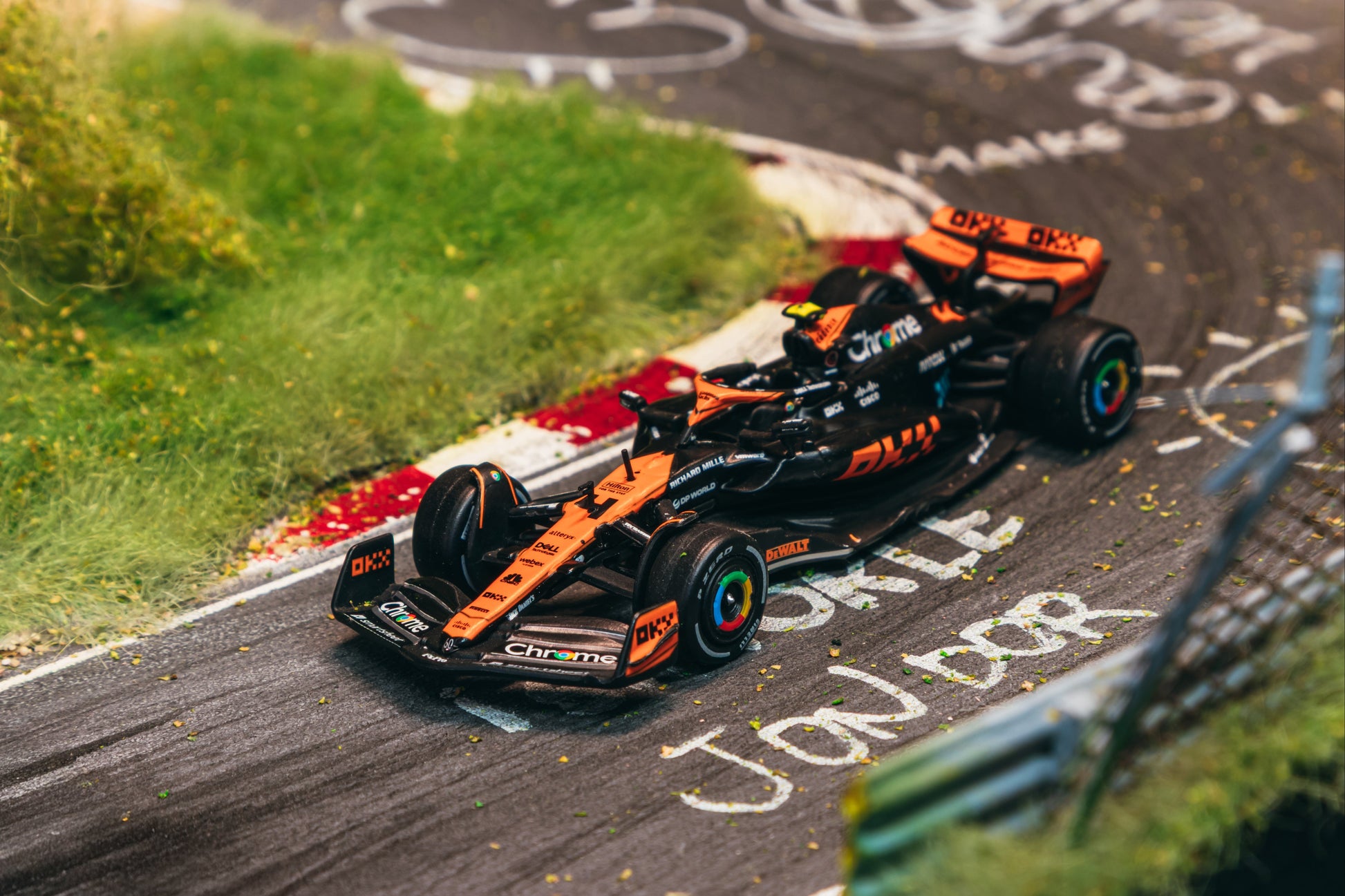 Tarmac Works iXO Models McLaren MCL60 Lando Norris 1:64 – Frontansicht